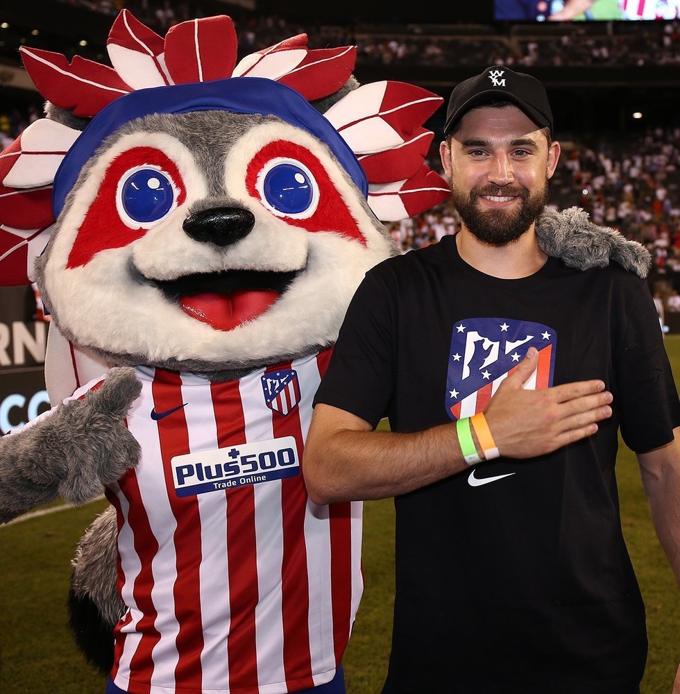 哈里斯与马竞吉祥物合影