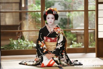 日本女性和服背后的枕头 你知道是干什么的吗