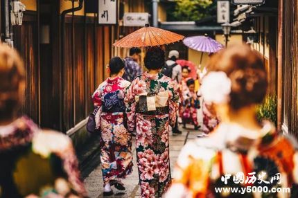 日本女性和服背后的枕头 你知道是干什么的吗