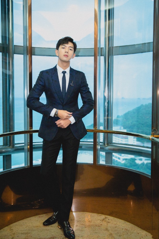 李现穿西装打领带实力演绎霸道总裁,谁注意他浅笑时的模样