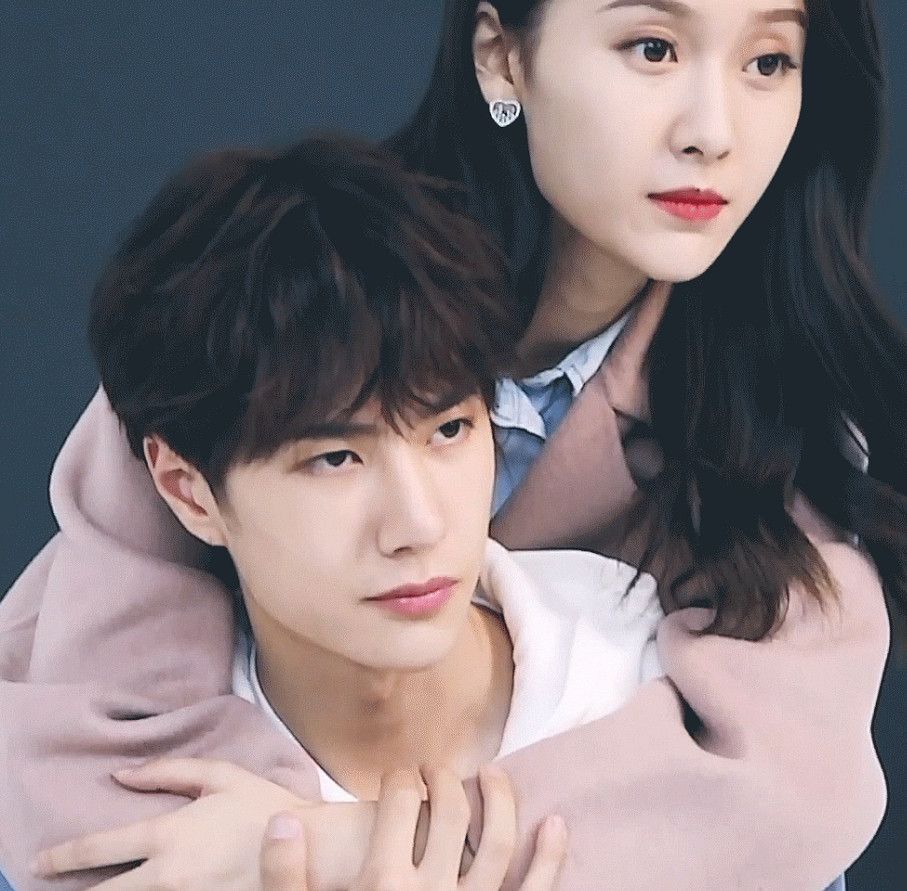 王一博早前写真流出 与女艺人亲昵互动 对视那一刻我酸了