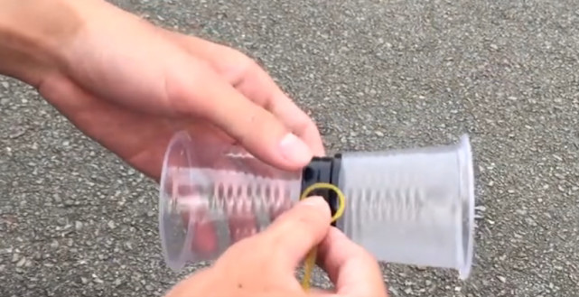 小伙用纸杯做成滑翔机轻轻一拉神奇的事发生了网友啥原理