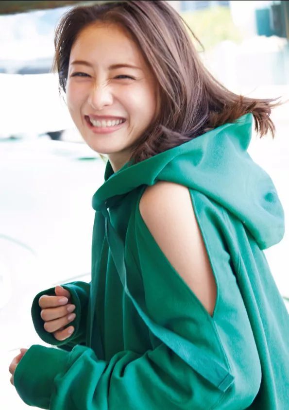 石原这个美艳老板娘,一集换装100套