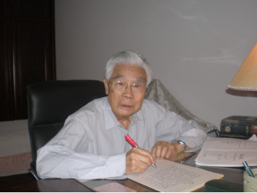 张世英,北京大学哲学系教授,1991年离休