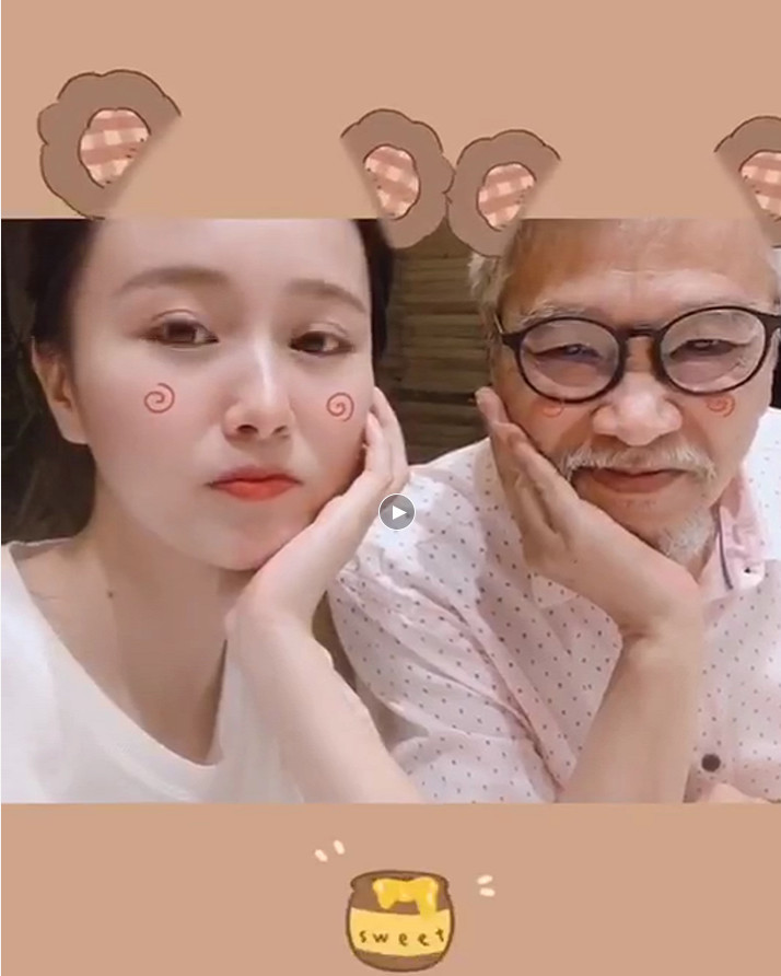 吴孟达女儿晒与干爹合照,一头白发达叔也老了
