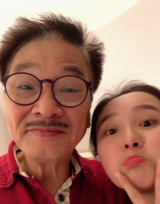 吴孟达女儿晒与干爹合照,一头白发达叔也老了