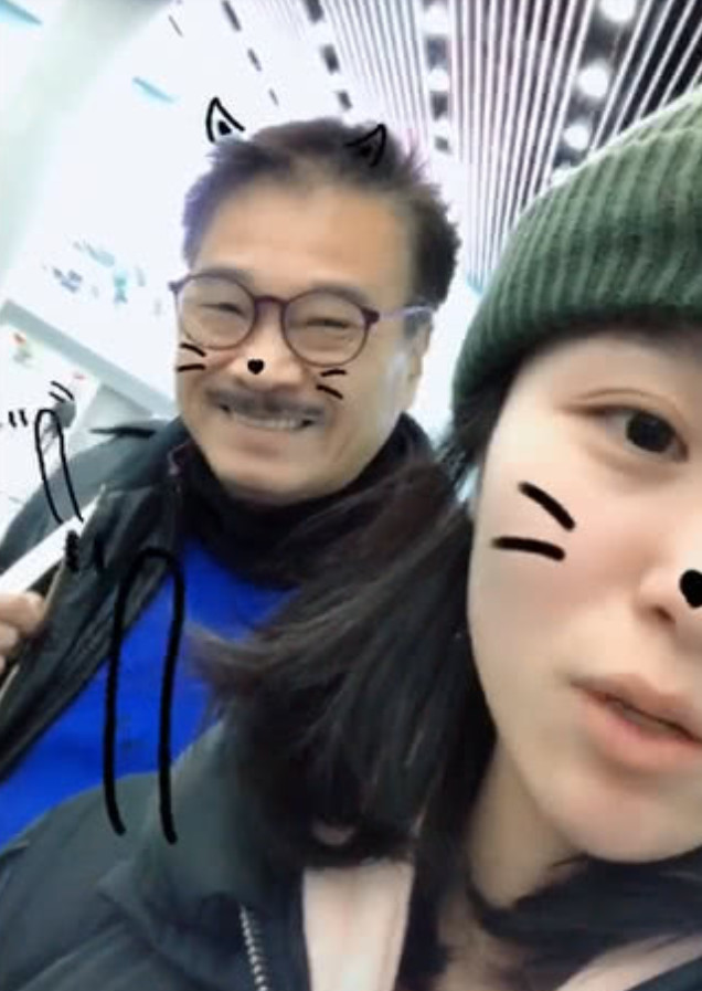 吴孟达女儿晒与干爹合照,一头白发达叔也老了