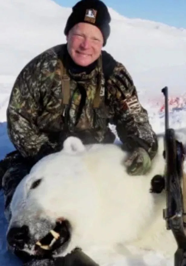 猎杀北极熊与尸体微笑合影,狩猎公司提供