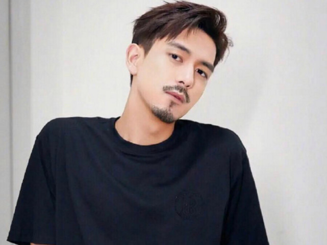 当明星有了胡子:李现成熟,吴亦凡撩人,看见鹿晗:老爷爷好啊!