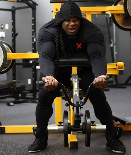 世界级的肌肉王者凯格林,如今一直在坚持健身,身体近乎零体脂