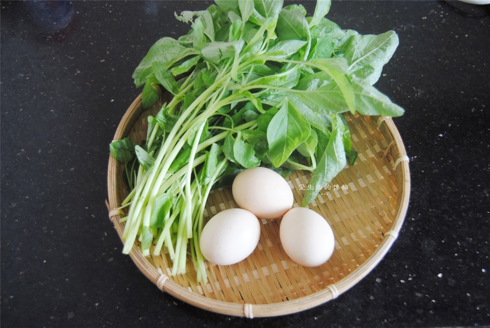 1,准备好食材,最近市场上卖的都是这种绿苋菜,一捆捆水灵得紧,也比红