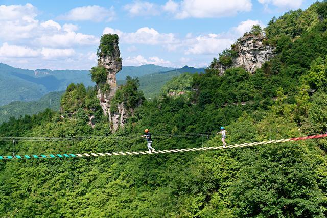 重庆深山藏着一对男女石柱,男石柱100米像伟男,女石柱呢?