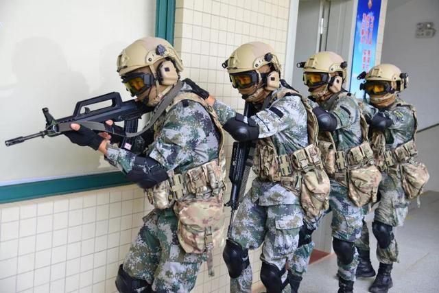 中国特种兵新形象fast盔加新式携行具步枪配全息瞄准镜
