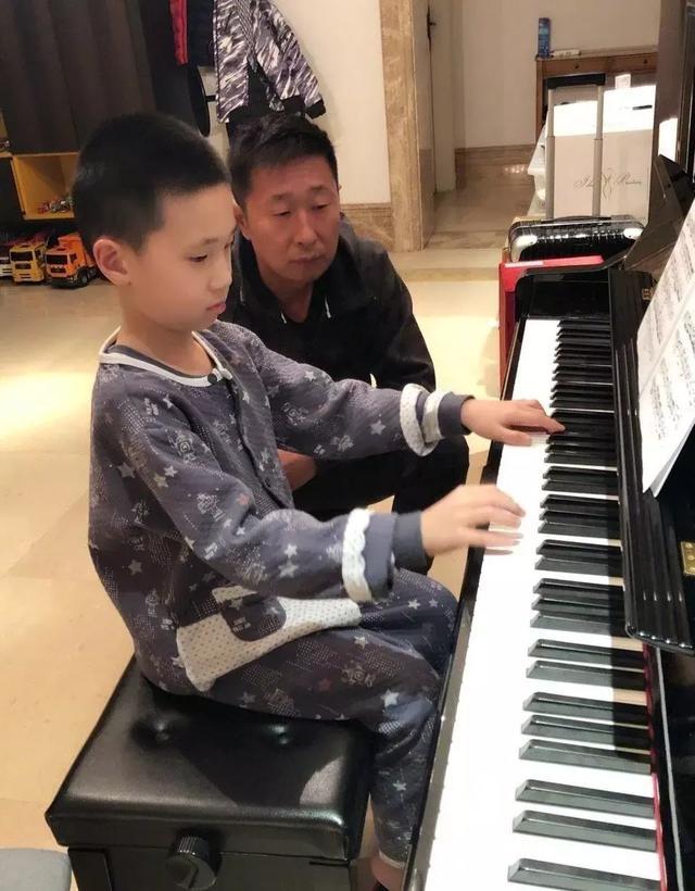 不光会弹钢琴,大竣还是一个"居家好男生,亲自下厨为爸爸妈妈做西红柿
