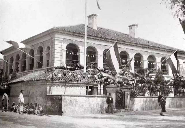 英国归还我国的第一座城市,比香港还大5倍,如今这里富得流油