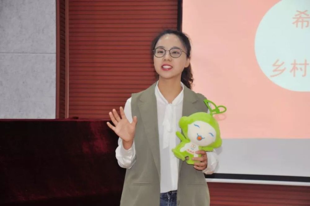 易美玲在吉林大学"音乐背包客"的宣讲宣讲过程中,德
