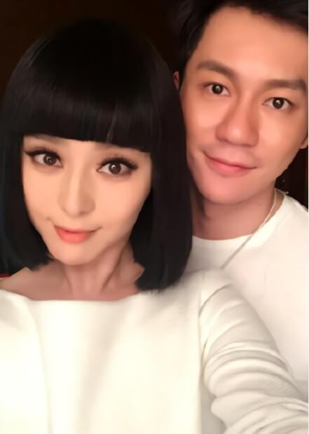 李晨现身新戏开机仪式,穿大红裤子与王晓晨合影,拿红包笑容灿烂