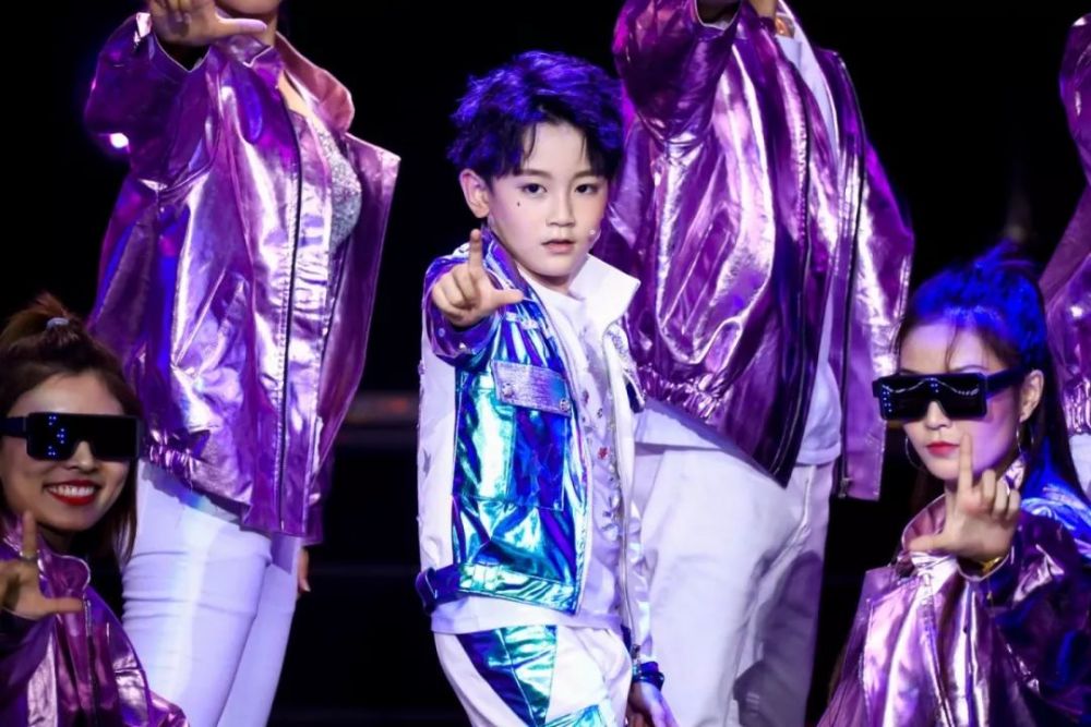 2019骄傲少年新生小偶像王御一魅力唱跳eiei俘获一众芳心