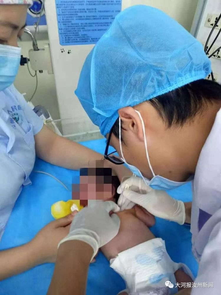 汝州新生儿落地不久突发气胸命悬一线医护人员全力抢救转危为安