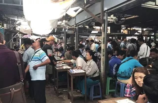 翡翠|传说中，每天都有几十亿交易额的翡翠原石之都，环境却犹如菜市场？