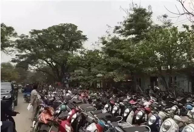 翡翠|传说中，每天都有几十亿交易额的翡翠原石之都，环境却犹如菜市场？