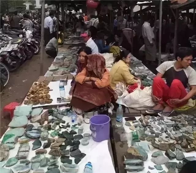 翡翠|传说中，每天都有几十亿交易额的翡翠原石之都，环境却犹如菜市场？