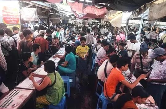 翡翠|传说中，每天都有几十亿交易额的翡翠原石之都，环境却犹如菜市场？