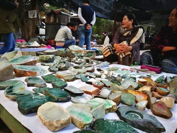 翡翠|传说中，每天都有几十亿交易额的翡翠原石之都，环境却犹如菜市场？