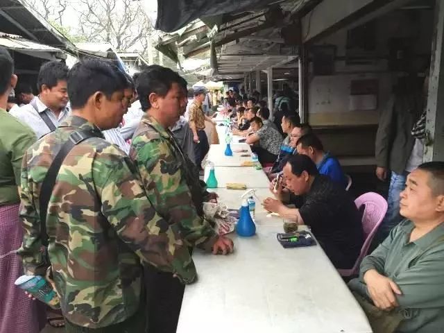 翡翠|传说中，每天都有几十亿交易额的翡翠原石之都，环境却犹如菜市场？