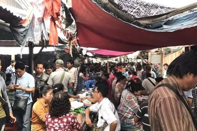 翡翠|传说中，每天都有几十亿交易额的翡翠原石之都，环境却犹如菜市场？