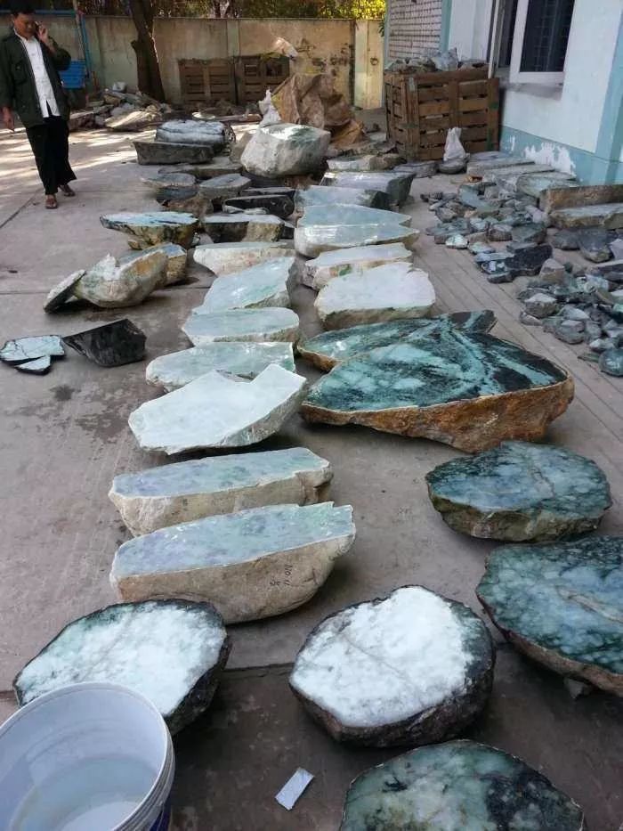 翡翠|传说中，每天都有几十亿交易额的翡翠原石之都，环境却犹如菜市场？