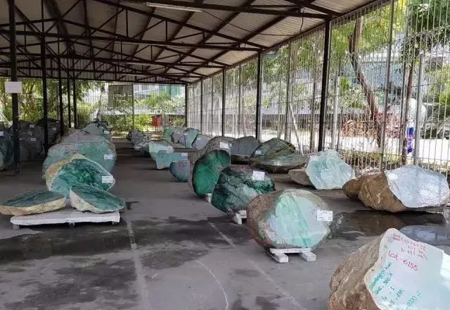 翡翠|传说中，每天都有几十亿交易额的翡翠原石之都，环境却犹如菜市场？