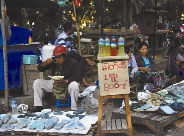 翡翠|传说中，每天都有几十亿交易额的翡翠原石之都，环境却犹如菜市场？