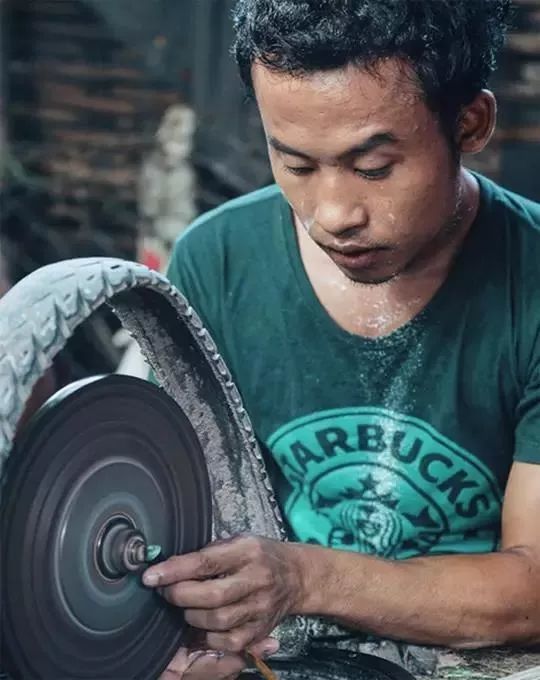 翡翠|传说中，每天都有几十亿交易额的翡翠原石之都，环境却犹如菜市场？