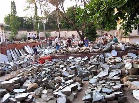 翡翠|传说中，每天都有几十亿交易额的翡翠原石之都，环境却犹如菜市场？