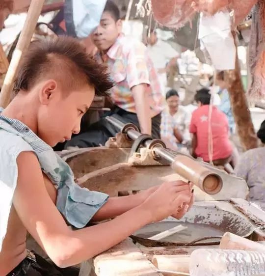 翡翠|传说中，每天都有几十亿交易额的翡翠原石之都，环境却犹如菜市场？