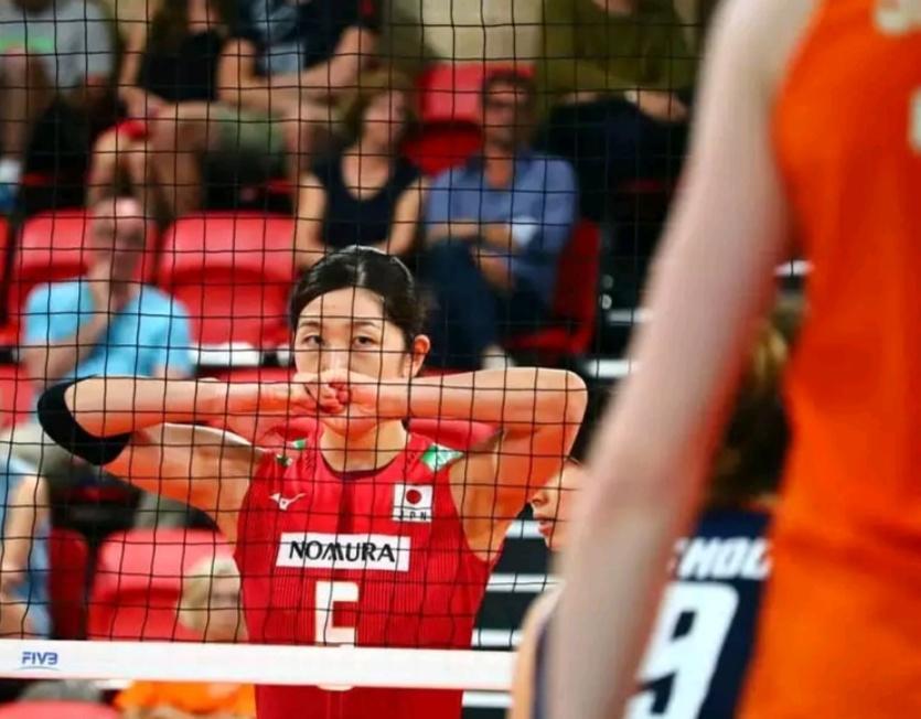 前日本女排队长木村纱织遛狗 笑起来真美 只是他丈夫却遭吐槽