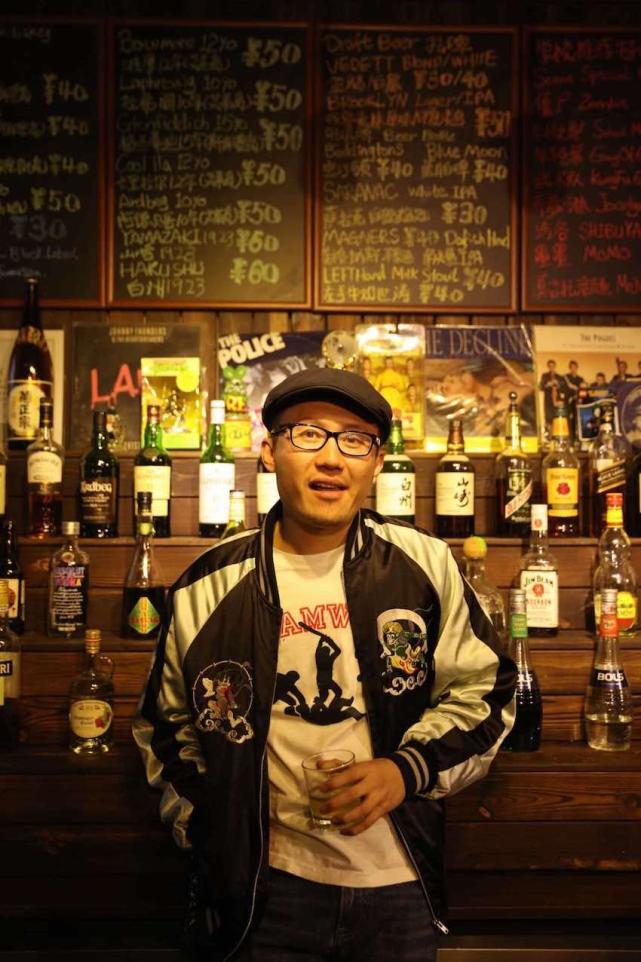 school像一个孵化器,并不会跟乐队签约,但乐队成功之后也能给这里带来