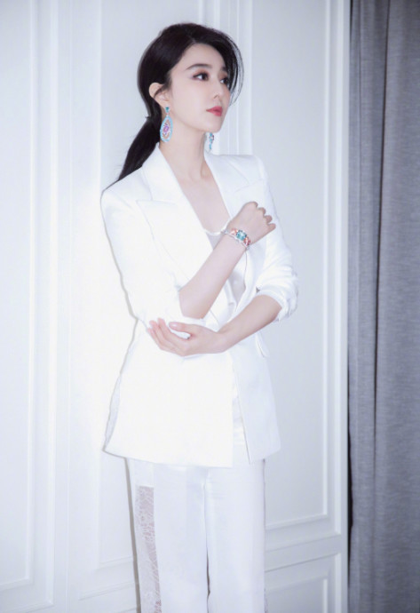 范冰冰真能穿!38岁一身西装真高级,手链镶满钻石很贵吧?