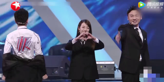 迪丽热巴为融入男人帮多拼 当她脱掉外套的瞬间 顿时成全场焦点 腾讯网