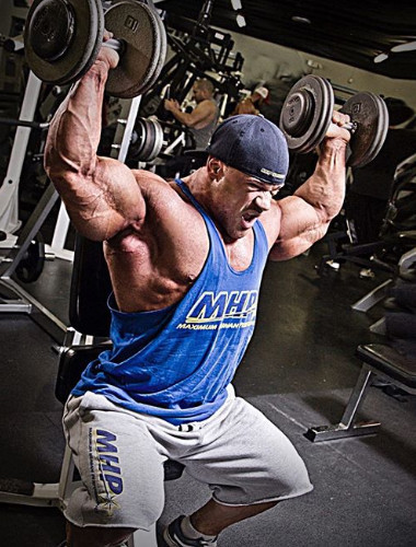 18岁开始健身,38岁成为当地知名大背王,身上肌肉练成球体状