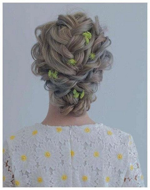 森系的发型 既然是草坪婚礼,当然要搭配一个超级仙的发型喽~ 慵懒地盘