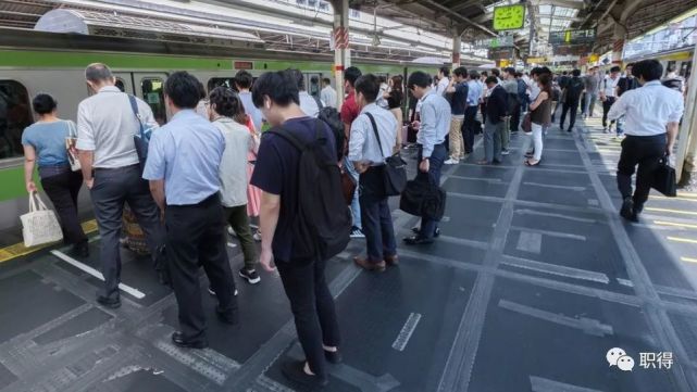 谦逊礼让的日本人 为何在地铁抢座时个个一马当先 战斗力爆表