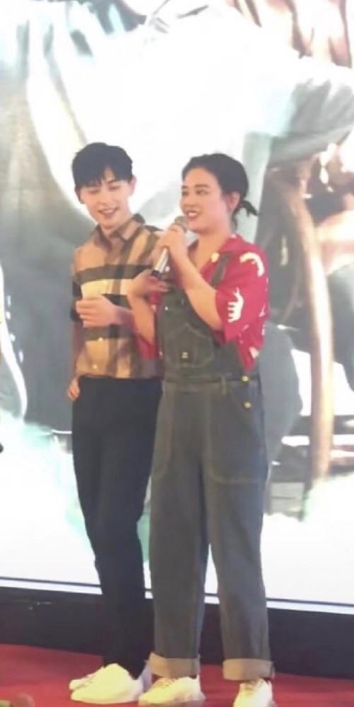 马思纯邓伦发布会同框，无修生图曝光马思纯肩膀比邓伦还宽