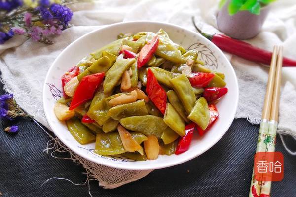 扁豆的做法很多,婆婆之前大部分都是切丝清炒着吃,味道很鲜美,不过