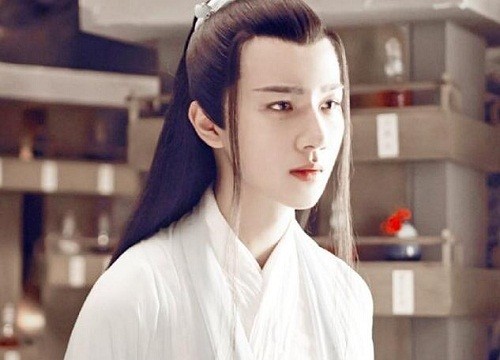 外貌秀美,当时萧白父亲萧原被关在千月洞,上官秋月母亲把萧原放了