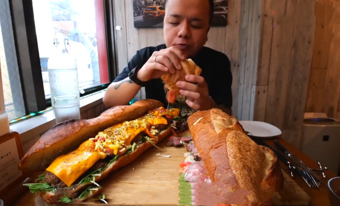 大胃王吃2个"巨型"汉堡,吃完后亮出肚子,网友:为了红真拼!