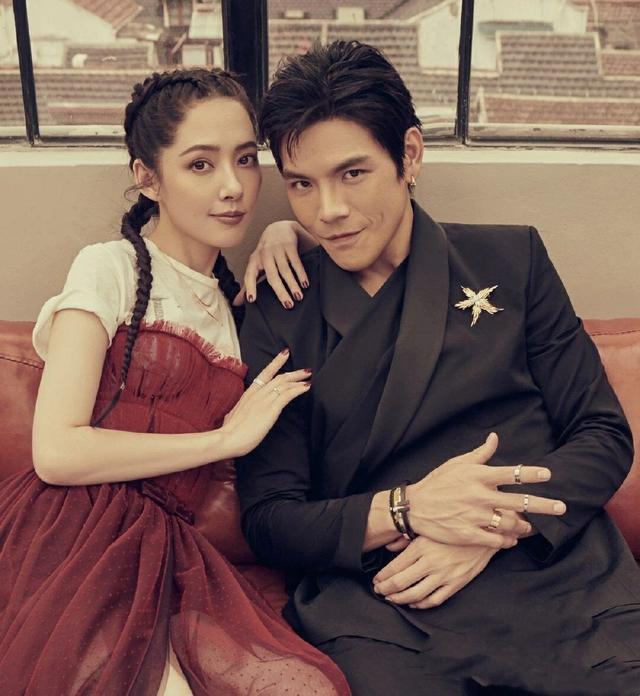 向佐小两口再为杂志拍七夕主题封面郭碧婷挂在向佐身上小鸟依人