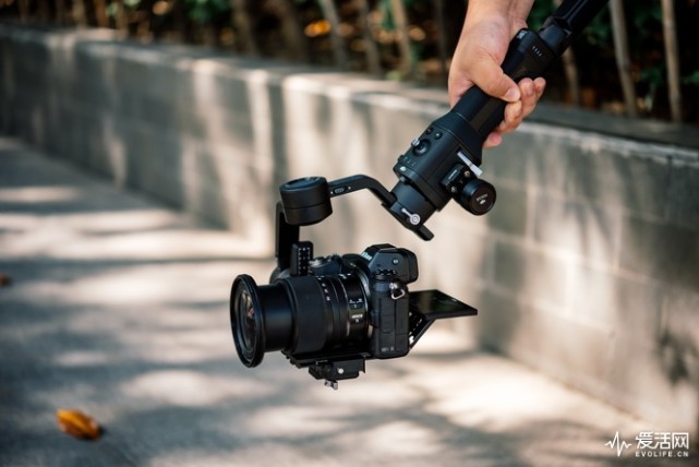 dji如影sc评测:瘦身又减磅 单手拍摄稳如鸡头