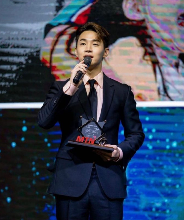 henry离开了韩国公司之后,资源一直还不错,甚至还接到了影视作品.